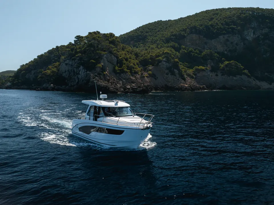 Beneteau Antares 9 pe apă